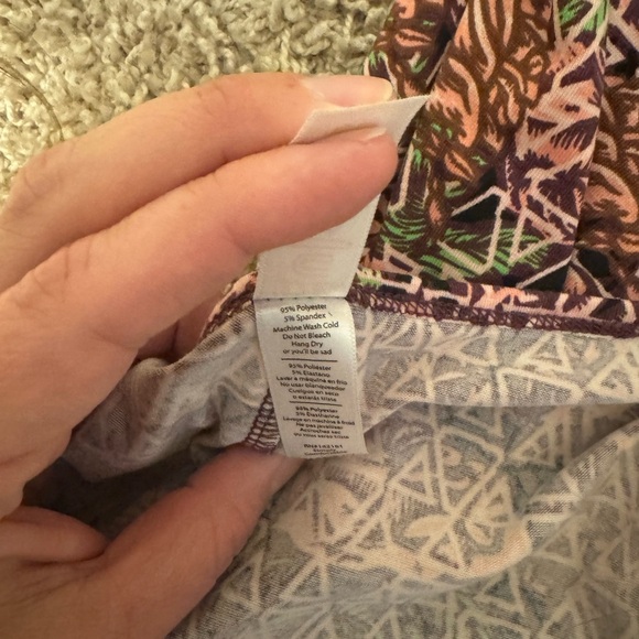 LuLaRoe BNWT L Perfect Tee Brown Cream Graphic Rose Design Size XXS - Picture 4 of 7